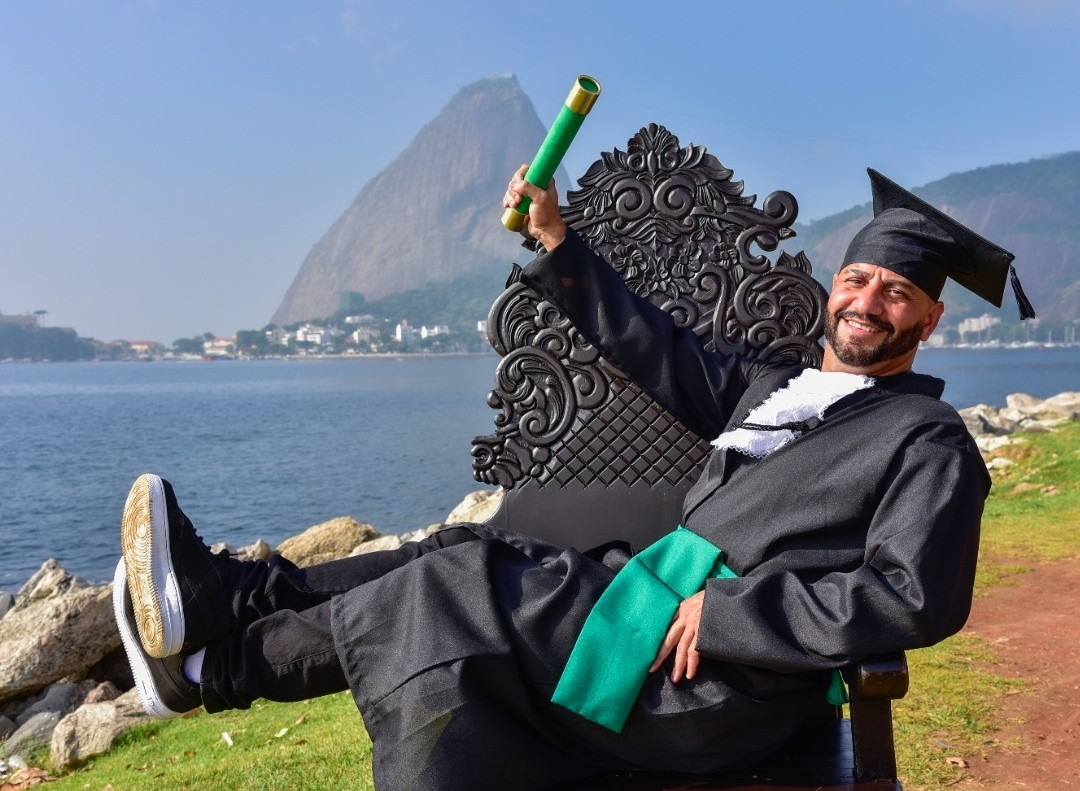 Técnico de enfermagem na Cadeira Luís XV