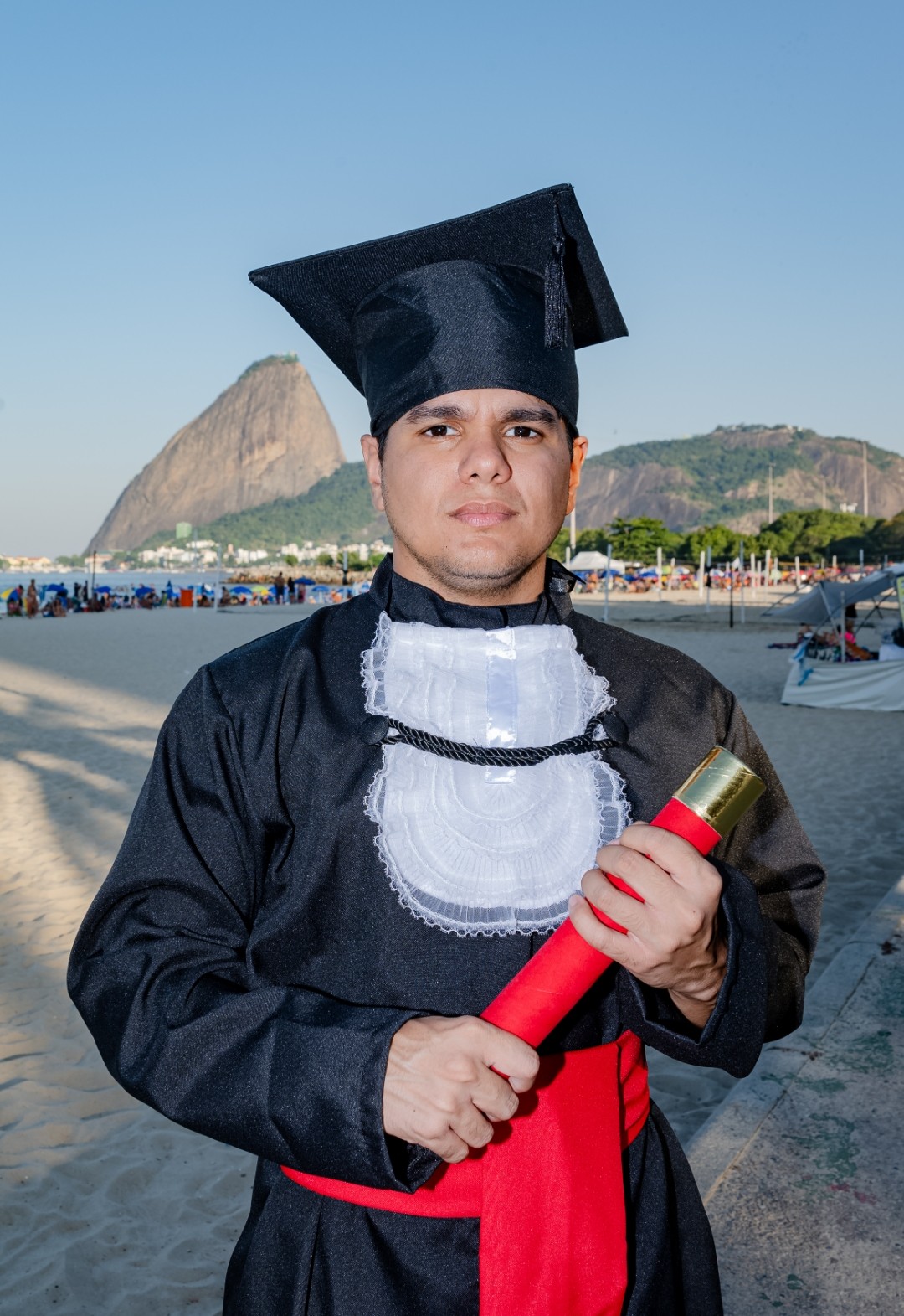 Formando com beca e canudo em ensaio fotográfico